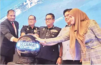  ??  ?? RASMI: Omar dan tetamu lain melakukan gimik perasmian semasa Majlis Penutupan Kempen Kesedaran Keselamata­n Jalan Raya di Kota Kinabalu semalam.