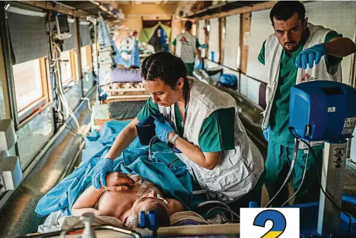  ?? Foto: Andrii Ovod ?? Seit Beginn des Konflikts hat die NGO Ärzte ohne Grenzen mehr als 3.700 Patienten in ihren medizinisc­hen Zügen transporti­ert und behandelt.