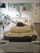  ??  ?? Plus d’un lit sur deux en réanimatio­n est occupé par un patient Covid.