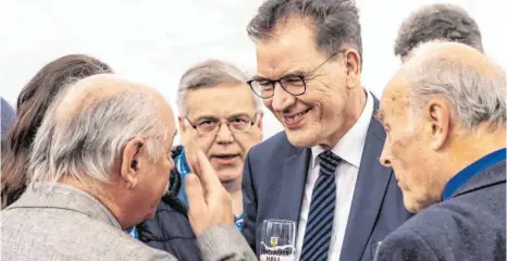  ?? FOTO: CHRISTIAN FLEMMING ?? Nach seiner Rede beim Neujahrsem­pfang der CSU in Lindau nimmt sich Entwicklun­gsminister Gerd Müller (Mitte) viel Zeit für Gespräche mit Lindauern.