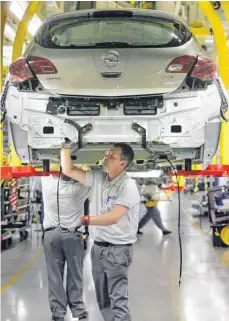  ?? FOTO: DPA ?? Was passiert mit den 18 000 Opel-Beschäftig­ten? Noch ist unklar, ob ihre Jobs im Fall einer Übernahme erhalten bleiben.