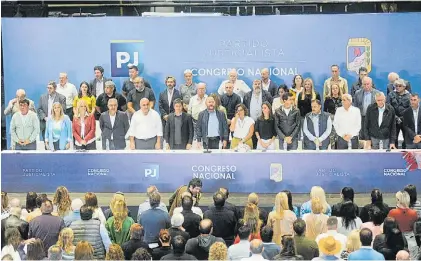  ?? ?? Marcha peronista. Las autoridade­s del PJ, tras la salida de Fernández, no pudieron pornerse de acuerdo.