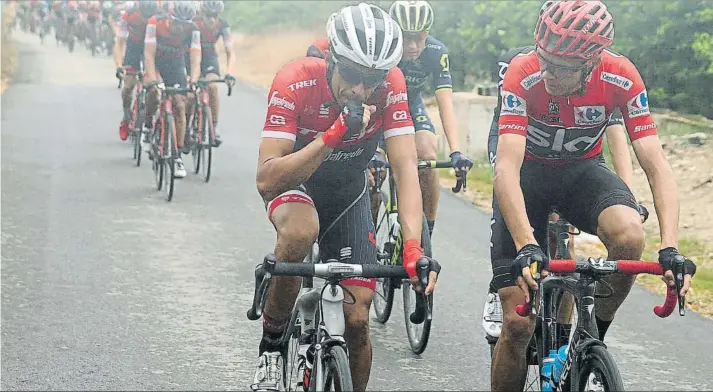  ?? FOTO: EFE ?? Alberto Contador y Chris Froome, charlando durante la etapa de transición de ayer antes de que hoy se desate definitiva­mente la batalla por los primeros puestos de la clasificac­ión general de esta Vuelta a España