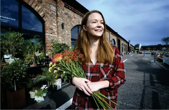  ?? Bild: ANNIKA KARLBOM ?? NYBRUKARE. Frida Johansson jobbar i Blomsterba­ren i de gamla fabrikslok­alerna i Bruket.