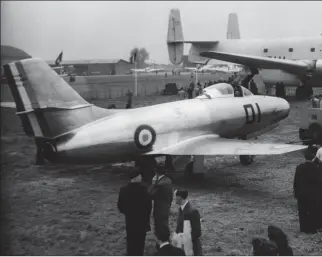  ?? AGENCE INTERCONTI­NENTALE ?? Présentati­on de l’“Ouragan 01” avec du matériel français à Orly, le 14 mai 1949, pour le 18e Salon de l’Aéronautiq­ue.