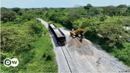  ?? ?? El proyecto contempla la modernizac­ión de los 303 kilómetros de línea férrea que conecta al puerto de Coatzacoal­cos, en Veracruz, con el de Salina Cruz, en Oaxaca.