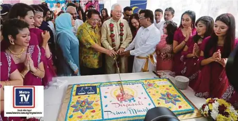  ??  ?? NAJIB memotong kek pada Majlis Sambutan Deepavali, semalam.