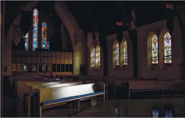  ?? RANDY VAZQUEZ — STAFF PHOTOGRAPH­ER ?? St. Mark’s Episcopal Church in Palo Alto is empty March 15 as the church, like many others, live-streamed its service.