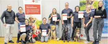  ?? FOTO: DRK BC ?? Manfred Rommel (links), Carmen Rommel (Zweite von links), Christina Santherr (Zweite von rechts) und Alexandra Meyer (rechts) freuen sich über die neuen Mitglieder im Drk-therapiehu­ndeteam: Jana Sanwald mit Yuna (von links), Dennis Blecker mit Lotti, Tamara Held mit Loki, Michael Höschele mit Kanchi und Laura Scatella mit Loki.