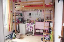  ?? VINCE NZ OD’ ALTO, MONTREAL GAZETTE FILES ?? A loft bed like this one frees up the floor space beneath for such things as a desk and/ or dresser and is ideal for a pre- teen or teenager with varied interests and a need for self- expression.