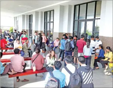  ?? HENG CHIVOAN ?? People wait to apply for membership of the National Social Security Fund (NSSF) on January 10.