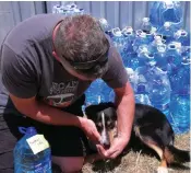  ?? Foto: Jannie du Plessis ?? Die water is vir beide huisgebrui­k en diere bestem en is van plaas tot plaas, waar nodig afgegee. Beide Ruan Jansen en sy hond Leila was baie bly vir die water.