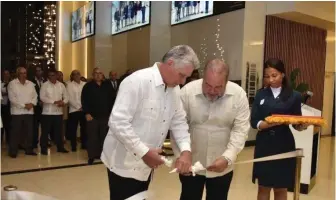  ??  ?? El Presidente cubano Miguel Díaz-Canel y el ministro de Turismo Manuel Marrero cortan la cinta en la inauguraci­ón del Hotel Packard. | foto: Estudios Revolución
