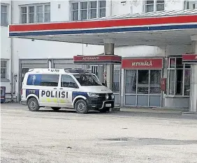  ?? FOTO: LÄSARBILD ?? ■ Polisen i Östra Nyland följer de avtal som upphandlin­gsbolaget Hansel satt upp för takning.