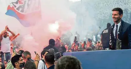  ?? AGENCIA AFP ?? Lionel Messi tuvo ayer un contacto cercano con los hinchas del PSG, un romance que el argentino espera dé grandes resultados.