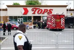  ?? MATT ROURKE - THE ASSOCIATED PRESS ?? Investigat­ors work the scene of a shooting at a supermarke­t, in Buffalo, N.Y., Monday, May 16, 2022.