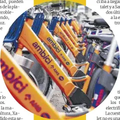  ?? Zowy Voeten ?? Las bicicletas del ‘bicing’ metropolit­ano. El servicio, sin embargo, no es compatible con el de Barcelona.