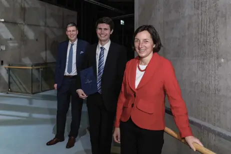  ?? ?? Roman Schiebel (center) together with his supervisor Prof. Dr.-Ing. Sabine Bschorer (right) and Dr.Rüdiger Recknagel, Managing Director of the Audi Environmen­tal Foundation (left)