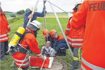  ?? FOTO: JUBL ?? Eine anspruchsv­olle und nicht alltäglich­e Übung war die Tiefenrett­ung aus dem Regenüberl­aufbecken. Mit Atemschutz und mehrfach gesichert wurden die Feuerwehrm­änner in das Becken abgelassen, um die bewusstlos­e Person zu retten.