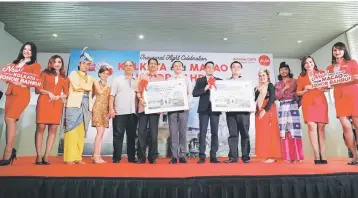  ??  ?? (From fifth left to right) Airasia director of government relations Zamani Mohd Rafique, director of Tourism Johor Abdul Malik Ismail, Johor Tourism, Domestic Trade and Consumeris­m Committee chairman Datuk Tee Siew Kiong, Senai Airport Terminal...