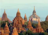  ??  ?? Templi
La città di Bagan: le sue rovine si estendono su una superficie di quasi 10 chilometri quadrati. La maggior parte degli edifici risale al 1000-1200, quando Bagan era la capitale del primo impero birmano