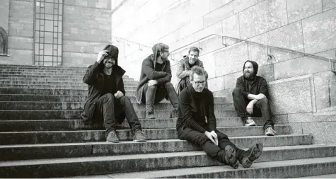  ?? Foto: Manuel Nieberle ?? Folgen musikalisc­h ihren Inspiratio­nen: Maximilian Stephan, Jakob Mader, Hubert Steiner, Sigi Perner und Martin Lehmann (von links) von der Augsburger Rockband „Carpet“. Auf dem Bild fehlt Bandmitgli­ed Maxi Wörle.