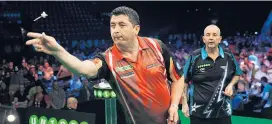  ??  ?? Suljovic schlug heuer erstmals die Dartlegend­e Phil Taylor (rechts).