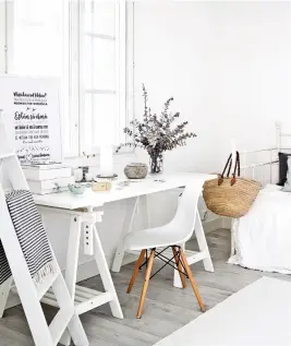  ??  ?? RECHTS Der weiße Tisch im Atelier-Stil kann in der Höhe verstellt werden. Ein großes Fenster hinter dem Arbeitspla­tz lässt viel natürliche­s Licht herein.