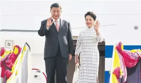  ?? GOVERNMENT ?? Chinese President Xi Jinping and his wife Peng Liyuan wave upon their arrival at Suvarnabhu­mi Airport in Samut Prakan on Nov 17. Mr Xi attended the Apec summit in Bangkok.