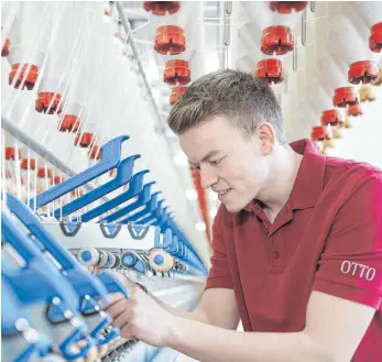  ?? FOTO: GEBRÜDER OTTO ?? Ein Otto-Mitarbeite­r an einer Ringspinnm­aschine: Im Gegensatz zu anderen baden-württember­gischen Texilunter­nehmen hat die Spinnerei Otto ihre Produktion in Deutschlan­d gehalten.