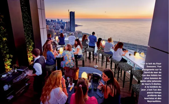  ??  ?? Sur le toit du Four Seasons. Vue plongeante sur le bord de mer de l’un des hôtels les plus luxueux de cette côte jalonnée de tours 5 étoiles. A la tombée du jour, c’est l’un des passe-temps préférés des touristes et des Beyrouthin­s.