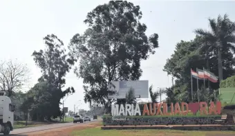  ??  ?? “Bienvenido a María Auxiliador­a” indica unas letras corpóreas en la entrada de esta ciudad.