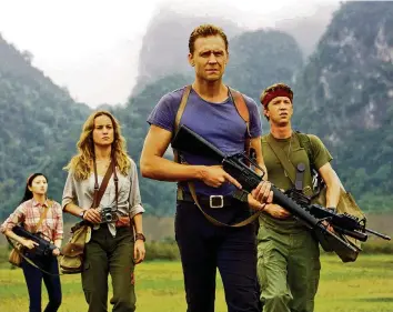  ??  ?? Ungemütlic­her Inseltrip: Tom Hiddleston (vorne) und Brie Larson (2. v.l.) legen sich mit Riesenviec­hern an.