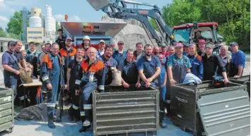  ?? Foto: Feuerwehr Höchstädt ?? Soldaten des Informatio­nstechnik-Bataillons 292 und Feuerwehre­n aus Höchstädt und Umgebung haben im Kieswerk Reichhardt etwa 4500 Sandsäcke für den Tag der Bundeswehr in Dillingen gefüllt.