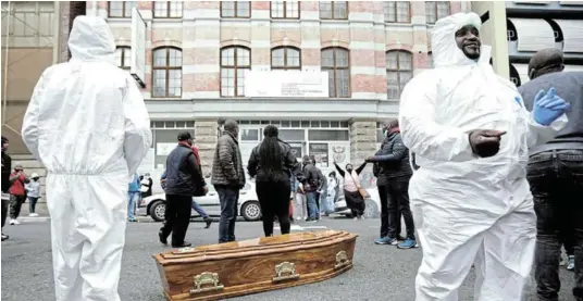  ?? / ESA ALEXANDER ?? Aggrieved undertaker­s protest outside home affairs offices in the Cape Town CBD last year.