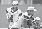  ??  ?? Cowboys quarterbac­k Dak Prescott (4) hands the football to rookie running back Tony Pollard during practice. MICHAEL OWEN BAKER/AP