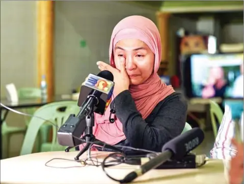  ?? YOUSOS APDOULRASH­IM ?? Sunita Sedini, mother of one of the detained, Yusuf Islam bin Abdul Halik, holds back tears at a press conference on Wednesday.