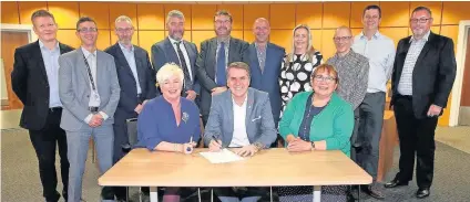  ?? Gareth Jones ?? Liverpool City Region’s Metro Mayor Steve Rotheram with chief executives of the region’s housing associatio­ns