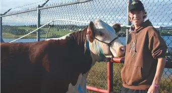  ??  ?? Brody Goodine, âgé de 18 ans de Bear Island, rêve d’avoir sa propre ferme. - Acadie Nouvelle: Jean-Marc Doiron