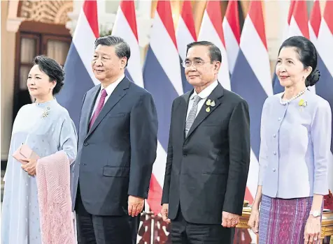  ?? ?? LIKE FAMILY: Prime Minister Prayut Chan-o-cha and his wife, Naraporn, and Chinese President Xi Jinping and his wife, Peng Liyuan, take a group photo at Government House where the Chinese president had a bilateral meeting with Gen Prayut.