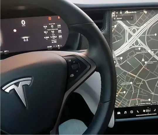 ??  ?? Detalle del volante y el navegador de un vehículo Tesla.