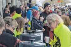  ?? FOTO: ?? Zahlreiche Helfer sorgten für den reibungslo­sen Verlauf des sechsten Tuttlinger Silvesterl­aufs.