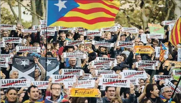  ?? DAVID AIROB ?? Cientos de miles de personas se manifestar­on en Barcelona para pedir la libertad de los “presos políticos” y la anulación del 155