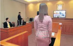  ?? SOMCHAI POOMLARD ?? Court staff test the teleconfer­ence system used to link this long-distance courtroom, that has just been opened in Suvarnabhu­mi airport, with the Samut Prakan Provincial Court. The airport courtroom is designed for court hearings involving foreign...