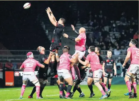  ?? Photo Icon Sport ?? Le deuxième Etienne Oosthuizen, ici au saut, prend le meilleur sur le bloc parisien. Comme à l’image d’un match marqué par la domination sans partage en conquête des Lyonnais.