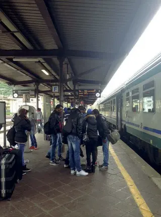  ??  ?? Emergenza Un gruppo di profughi alla stazione di Bolzano Gli arrivi proseguono senza sosta da settimane