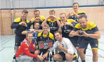  ?? FOTO: TG TUTTLINGEN ?? Nach dem Sieg in Radolfzell gratuliert­en die Oberliga-Volleyball­er der TG Tuttlingen ihrem Mitspieler Eduard Weber, der am Tag davor seine standesamt­liche Hochzeit gefeiert hatte.