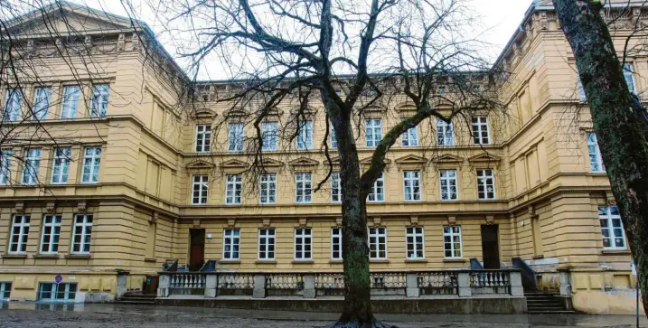  ?? Foto: Annette Zoepf ?? Die Grundschul­e St. Anna ist ein imposantes Gebäude in der Innenstadt. Doch sie ist auch in die Jahre gekommen, wie sich innen und außen zeigt. Eine Generalsan­ierung ist beschlosse­ne Sache. Doch nicht alles, was wünschensw­ert wäre, wird wohl verwirklic­ht.