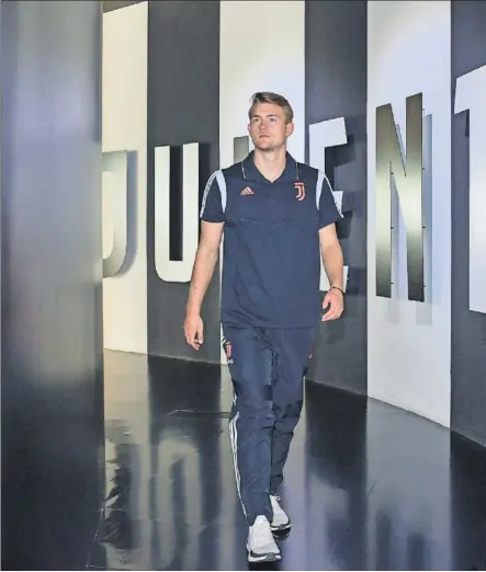  ??  ?? El defensa holandés De Ligt, de 20 años, pasea en agosto por el museo de la Juventus durante su presentaci­ón con el club juve