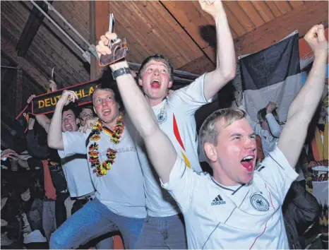  ?? FOTO: ARCHIV/RUDI MULTER ?? Tore und Siege wollen die Fans wieder beim Public Viewing im Parkhaus Lindenstra­ße bei der Fußball-Weltmeiste­rschaft in Russland bejubeln. Das Finale ist am 15. Juli und wird nicht beim Bächtlefes­t gezeigt.